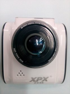 Автомобильный видеорегистратор XPX ZX46 New Видеорегистратор XPX ZX46 New выполнен в формфакторе моноблока и оснащён  2.4 дюймовым дисплеем, имеет стильный внешний вид и небольшие компактные размеры. Видеорегистратор XPX ZX46 ведет непрерывную циклическую запись без пауз между роликами на карту памяти microSD до 32 Гб. Встроенный G-сенсор позволяет защищать файлы от перезаписи (перезапись файла невозможна, пока не удалить вручную), при срабатывании G-датчика перегрузок на одной из оси. Широкоформатный объектив с углом обзора 148 градусов. Видеорегистратор XPX ZX46 имеет HDMI и USB порт для подключения к внешним устройствам. Видеорегистратор XPX ZX46 можно использовать в качестве WEB камеры