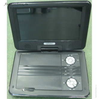 Портативный DVD плеер с TV тюнером EPLUTUS EP-9516 EPLUTUS EP-9516 - Портативный dvd плеер с tv тюнером. Переносной LCD телевизор со встроенным CD, DVD, MP3 плеером и поворотным экраном  9'' (22,5 см). Удобен для использования как в автомобиле, так и в домашних условиях. Возможность подключения к телевизору в качестве обычного DVD проигрывателя.
Поддерживаемые форматы: MPEG-4(DIVX, XVID), AVI, DVD-Video, VCD, Audio-CD, MP3, WMA, JPEG
Типы дисков: DVD-Video, DVD/±R/RW/RAM, CD/R/RW.
Универсальный разъем для карт памяти SD/MS/MMC.
USB-порт для подключения внешнего накопителя.
Поддержка игровых функций (джойстик и диск с играми в комплекте).